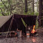 【ソロキャンプ】大雨の軍幕野営！大粒の雨が降る森の中、焚火と鉄中華鍋でチャーハンへ挑む！【ブッシュクラフト】