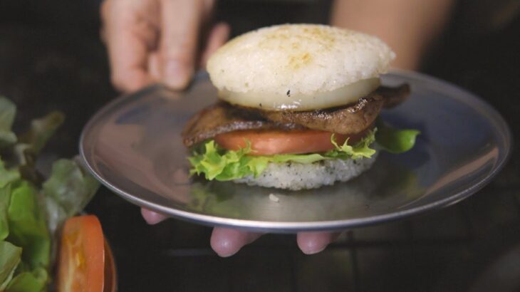 焚き火でキャンプ料理　焼肉ライスバーガー　Yakiniku rice burger