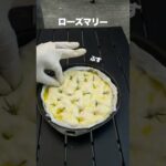 【キャンプ飯】焚き火で作る簡単フォカッチャ #shorts #キャンプ飯