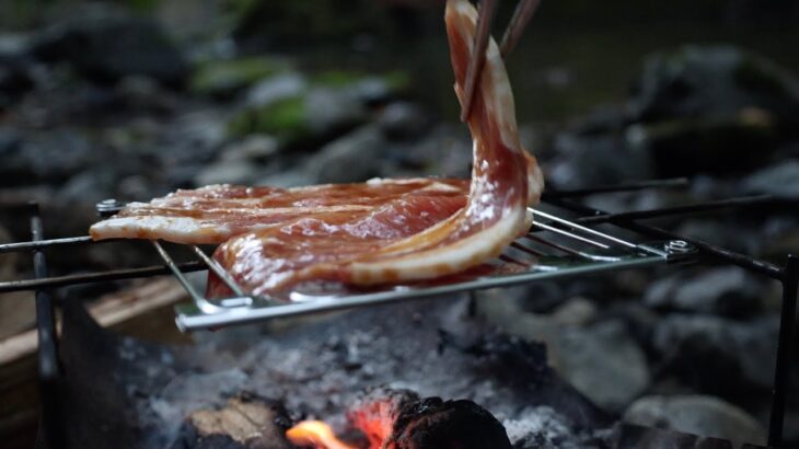 炭火焼き、タレが落ち、煙となり肉にまとう。『ソロキャンプ焚き火料理』