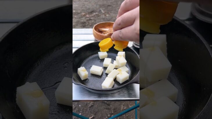 自家製ベーコンで焼き餅カレー作ってみた #shorts #自家製ベーコン #キャンプ飯 #ベーコン #camp #アウトドア料理 #焚き火料理 #焼きカレー