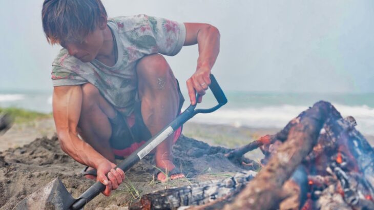 【漁師キャンプめし】魚を砂に埋めて蒸したらウマい？男たちのワイルド料理