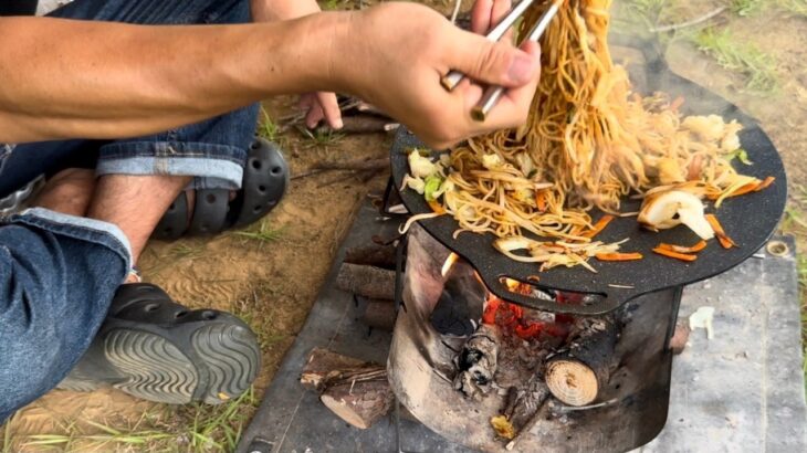 【おじさんソロキャンプ】焚き火で作る焼きそば！料理は苦手だけどこれくらいなら作れます