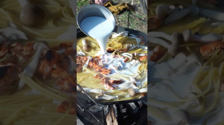 シャケとしめじのクリームパスタ🐟🍄‍🟫🍝　#キャンプ飯 #キャンプ #camping