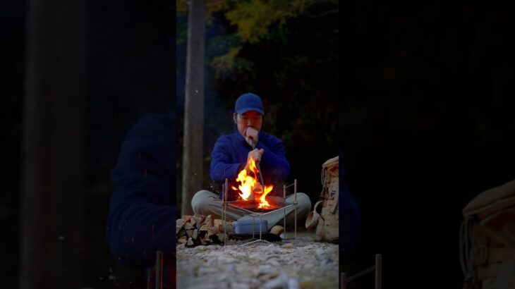 キャンプの醍醐味！キャンピングムーンと共に過ごす焚き火で癒しの時間🏕️✨自然の中で心を癒すひとときを体験しよう！ #キャンピングムーン #キャンプテーブル