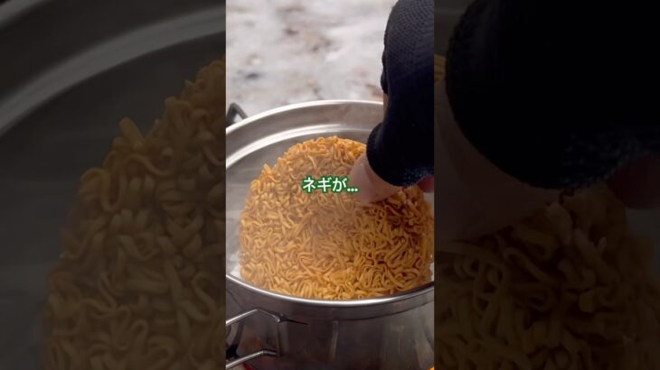 【キャンプ飯】キャンプ初心者が雪中でYouTubeでよくあるチキンラーメンを作る  #cooking #焚き火 #camping #アウトドアクッキング #キャンプライフ #料理 #アウトドア