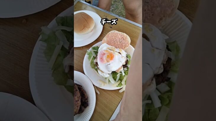 【キャンプの朝はハンバーガー】トッピングを楽しむおじさん #料理 #アウトドアグルメ #キャンプ飯 #shorts