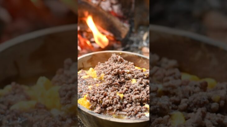 山奥で食べる天津飯は餡も肉も大盛りで。　#キャンプ飯 #天津飯 #飯テロ