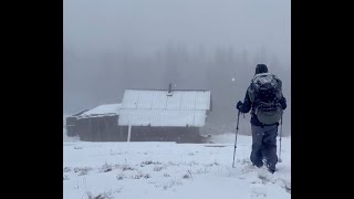 深い雪の中、三角形の木造キャビンでキャンプをして、料理をし、一晩を過ごす。雪中キャンプ｜三角屋根の小屋でソロ調理＆一夜を過ごす｜ブッシュクラフト体験