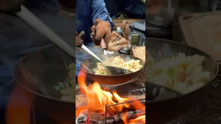 火と鉄と、炒飯。 #キャンプ飯 #キャンプ #アウトドアグルメ #campfire #焚き火飯 #camp #campping