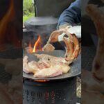 【映えるキャンプ飯】焚き火で豪快に作る“サムギョプサル”🔥🍖