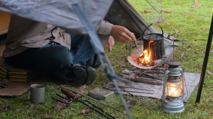 【40代のソロキャンプ】焚き火の炎と雨音。そう、これが癒しの時間