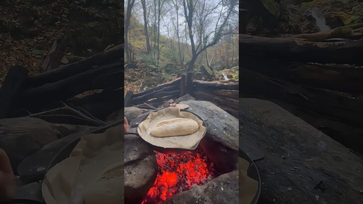 森で作る絶品ピザパン🍕焚き火料理ASMR | 自然の中のアウトドアクッキング #ピザパン #焚き火料理 #キャンプ飯 #料理ASMR #森キャンプ #アウトドア料理 #レシピ #サバイバル