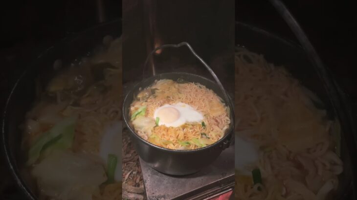 寒い夜の薪ストーブ料理はラーメン🍜‼️ #キャンプ #japan #bushcraft #outdoorcooking #キャンプ飯