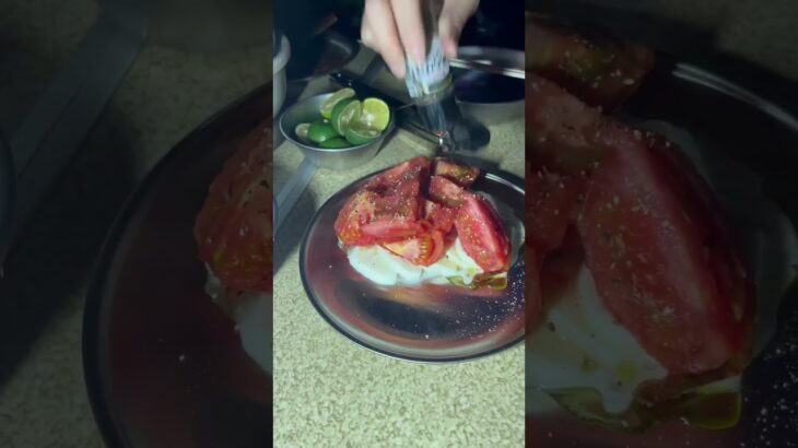 キャンプ料理：焼きトマトカプレーゼ（ワイドver）