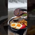 川辺で作る極上スキレット料理…自然が引き立てる一皿【AIショート】#shorts #SoraAI #ai #outdoorcooking #スキレット #キャンプ飯 #アウトドア料理 #川辺